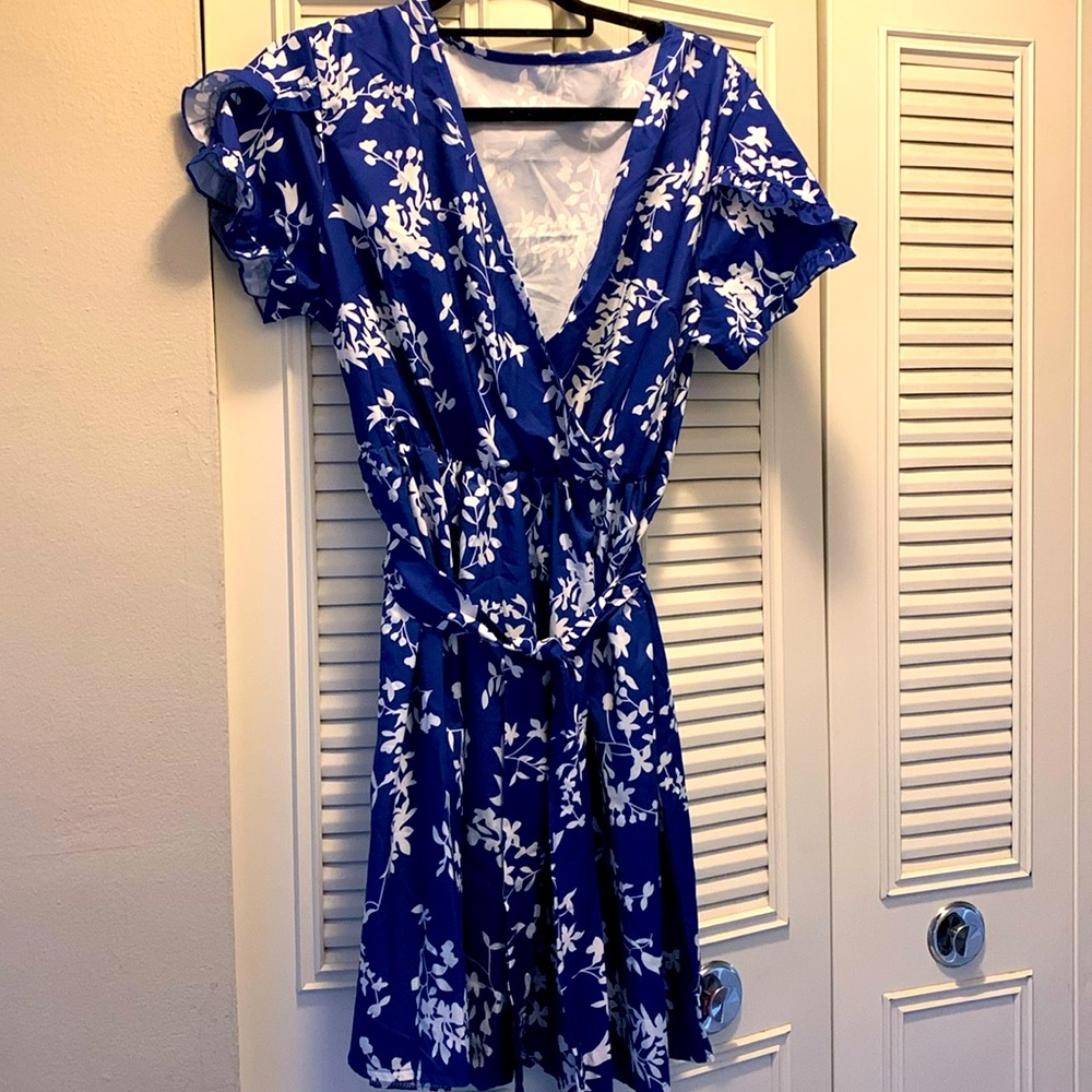 SHEIN Plus Surplice Front Print Belted Dress